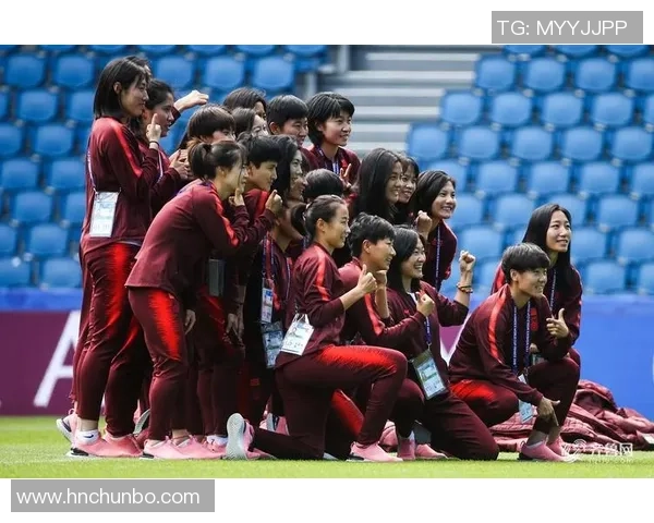 中国网红与足球明星亲密合影引发热议网友纷纷点赞分享不容错过的精彩瞬间